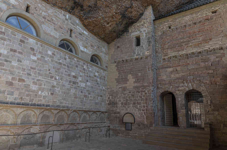 Huesca - real monasterio de San Juan de la Peña 12 - Panteón de Nobles.jpg